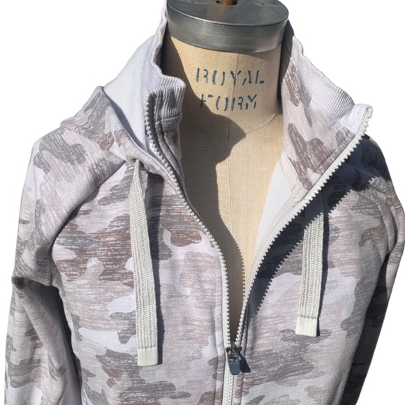Athleta Triumph Hoodie. Gray camo zip up jacket. Size Medium. - Picture 4 of 9